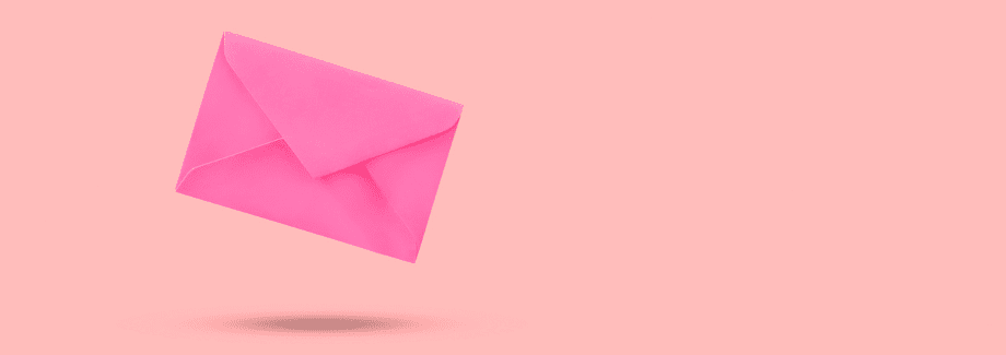 pinker briefumschlag auf pinkem hintergrund