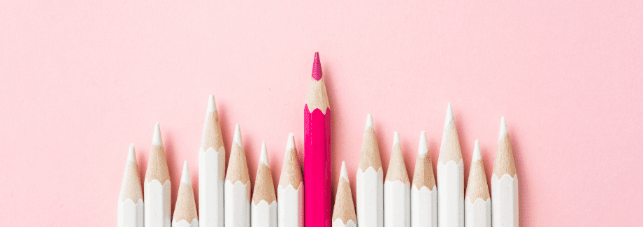 viele weiße und ein roter stift newsletter personalisieren