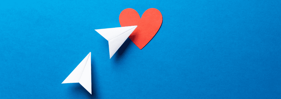 papierflieger und herz auf blauem hintergrund lead nurturing prozess