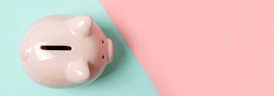 rosa sparschwein vor blau-pinkem hintergrund crm system kosten