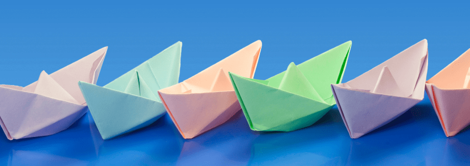 bunte papierschiffe vor blauem hintergrund email layout