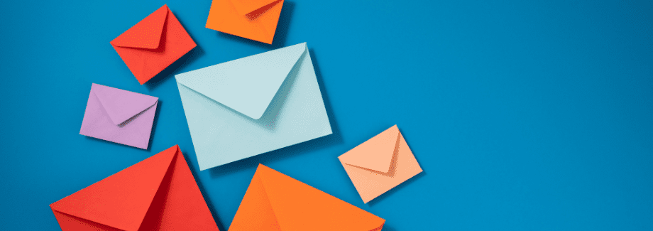 bunte briefumschläge vor blauem hintergrund bestaetigungs e mail