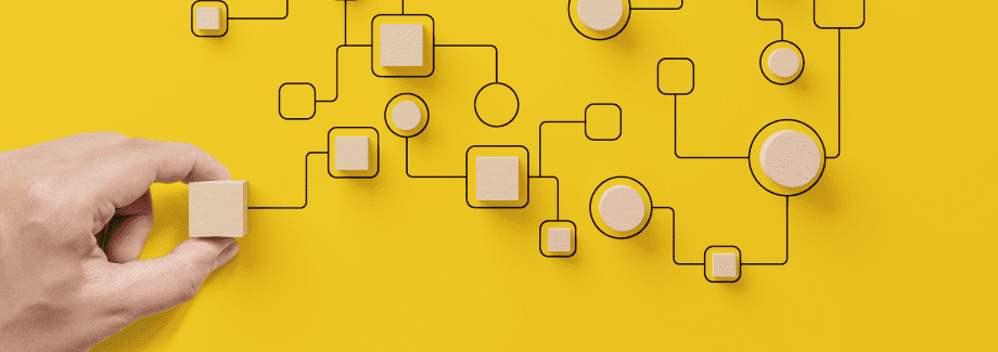 eine person platziert bausteine nebeneinander email marketing strategie