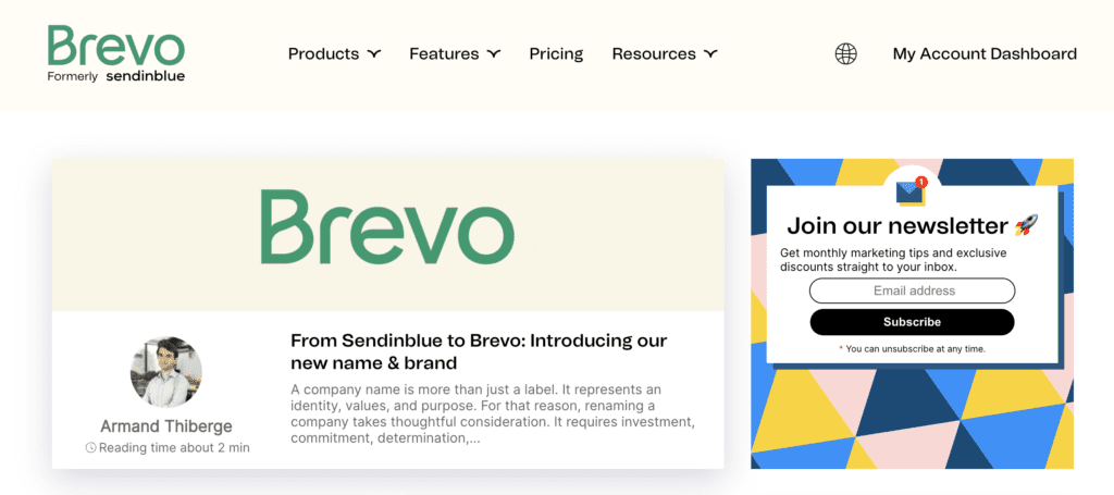 لقطة شاشة لمدونة Brevo (Sendinblue سابقًا) مع نموذج الاشتراك في الرسائل الإخبارية المميزة.