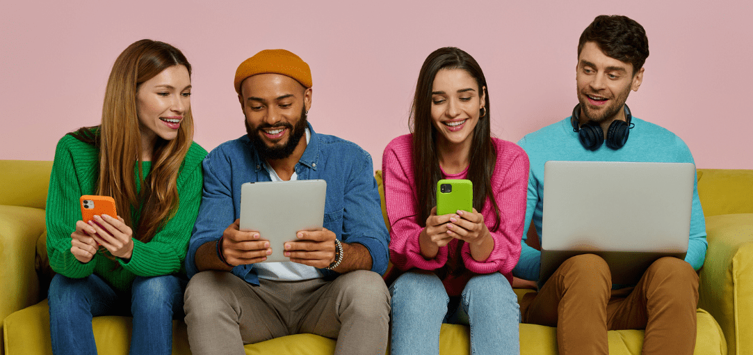 imAGEN USImagen para comunidades de WhatsApp. Personas mirando dispositivos móviles.